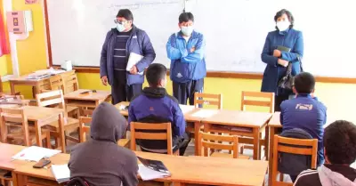 Alumnos en colegio de Puno