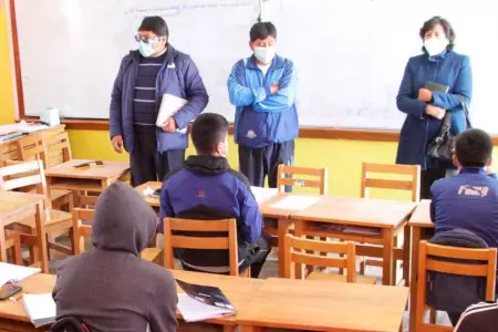 Alumnos en colegio de Puno