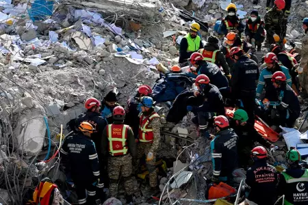 Buscan entre los escombros a una semana del sismo en Turquía y Siria.
