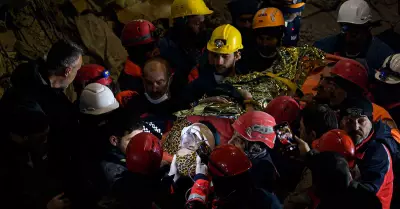 Rescatan a mujer siria de 15 aos atrapada bajo los escombros durante 210 horas.