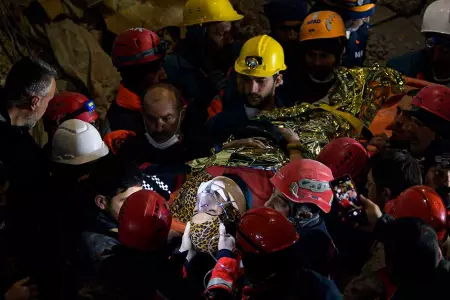 Rescatan a mujer siria de 15 años atrapada bajo los escombros durante 210 horas.