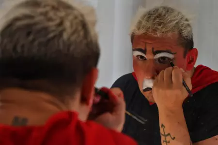 El psiquiatra brasileño Flávio Falcone se maquilla para salir a las calles de Cr