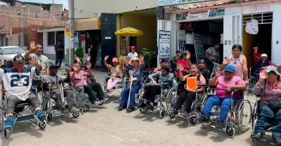 Donan sillas de ruedas a adultos mayores con discapacidad que dependen de olla c