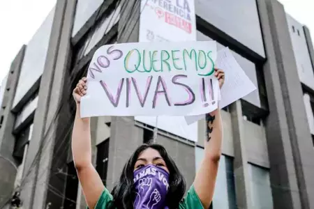 Mujer en marcha contra la violencia de género, en Lima