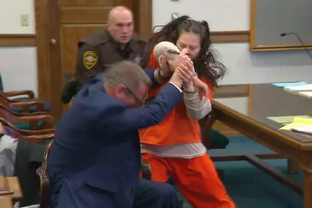 Mujer ataca a su abogado en audiencia que buscaba aplazar su juicio.
