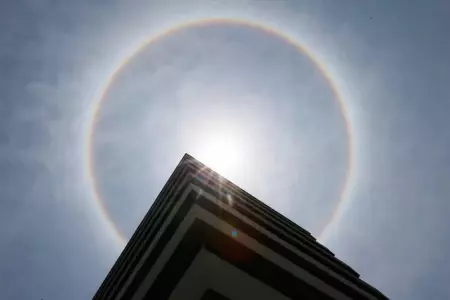 Halo solar aparece en el cielo de Lima.