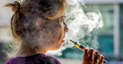 Mujer utiliza cigarrillos electrnicos