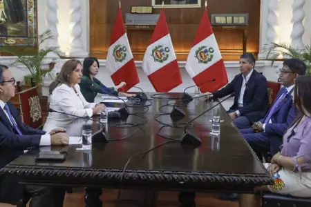 Presidenta Dina Boluarte recibió a representantes del Partido Morado en Palacio.