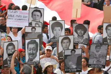 Manifestantes exigen justicia por caso La Cantuta