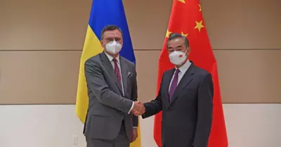 El ministro de Relaciones Exteriores de Ucrania, Dmytro Kuleba y el ministro de 
