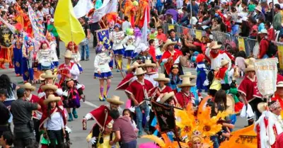 Comparsas de pobladores y turistas dan vida y color al carnaval arequipeo.