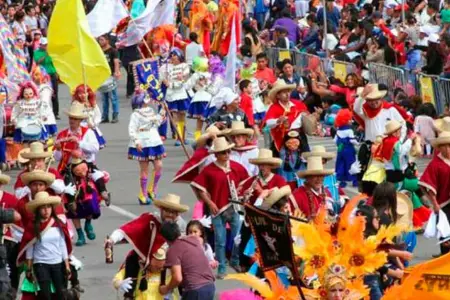 Comparsas de pobladores y turistas dan vida y color al carnaval arequipeño.