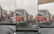 (VIDEO) Joven se enoja con pasajero de bus que tir basura por la ventana y se la lanza de vuelta