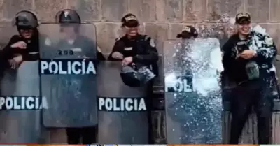 Policas en Cusco terminaron baados y con pintura