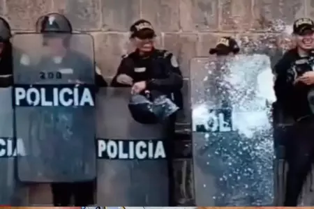 Policías en Cusco terminaron bañados y con pintura