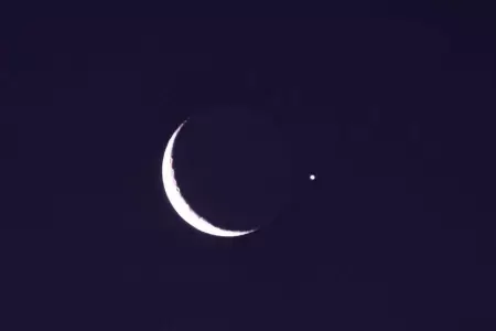 Imagen de la luna creciente en conjunción con el planeta Júpiter.
