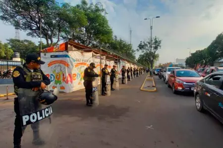 Policías custodian frontis de la Feria Eduka 2023