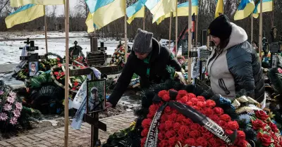 La esposa y hermana de un militar ucraniano visitan su tumba en el primer aniver