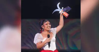 Milena Warthon sostiene su Gaviota de Plata, premio que gan en Via del Mar 202