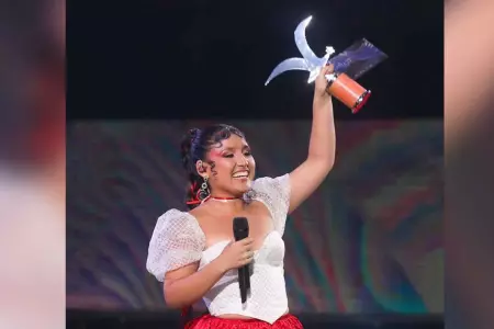 Milena Warthon sostiene su Gaviota de Plata, premio que ganó en Viña del Mar 202