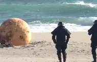 Hallan bola gigante en una playa y usuarios afirman que es "un huevo de dinosaurio"