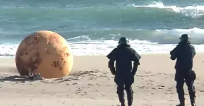 Hallan bola gigante en playa de Japn