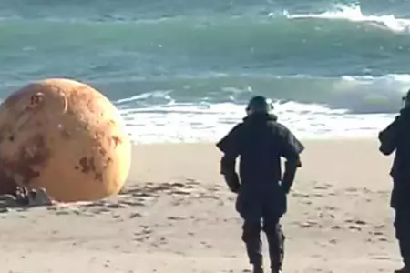 Hallan bola gigante en playa de Japón