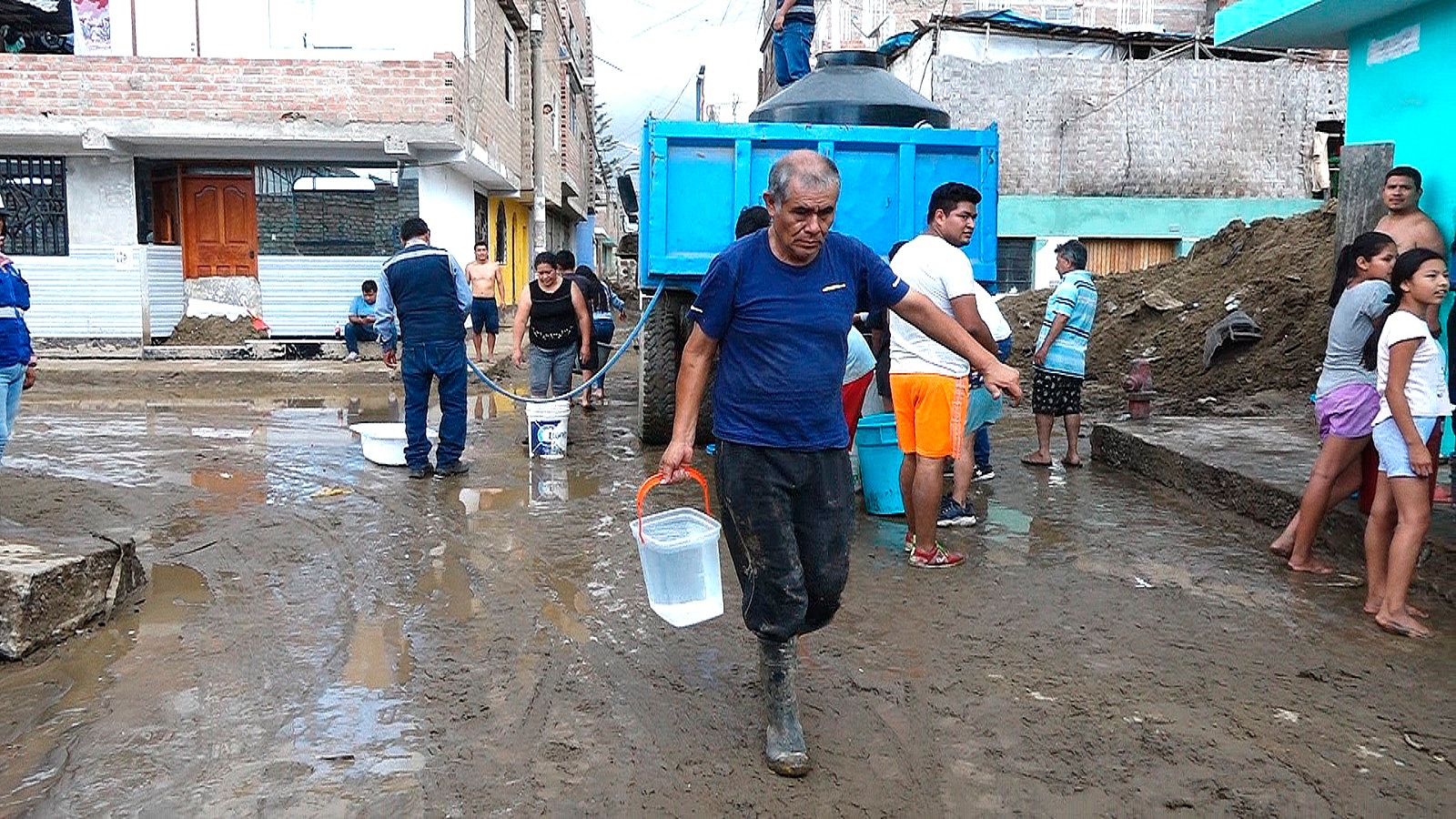 Miles de familias que hacen interminables colas