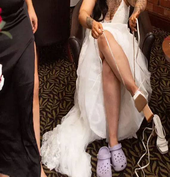 Decidi usar crocs blancos en su boda.