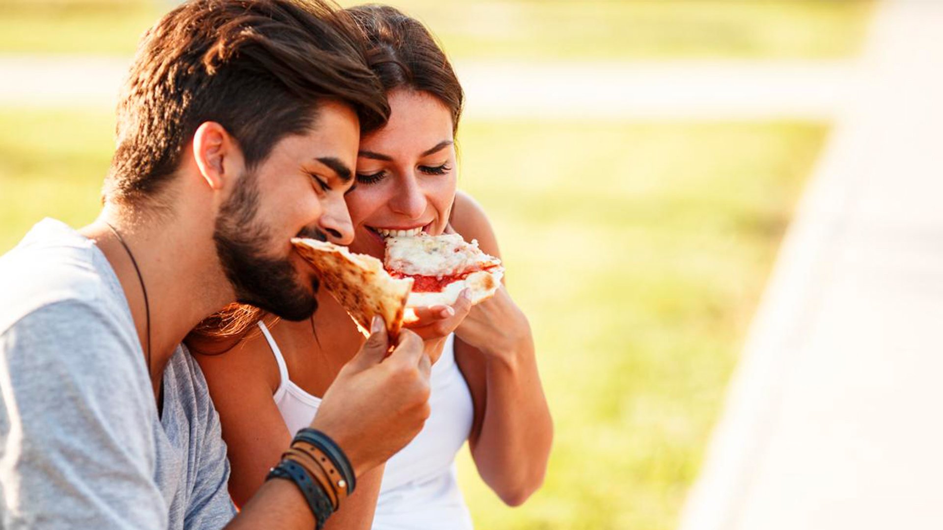 La ciencia afirma que las parejas que engordaron juntos son más felices