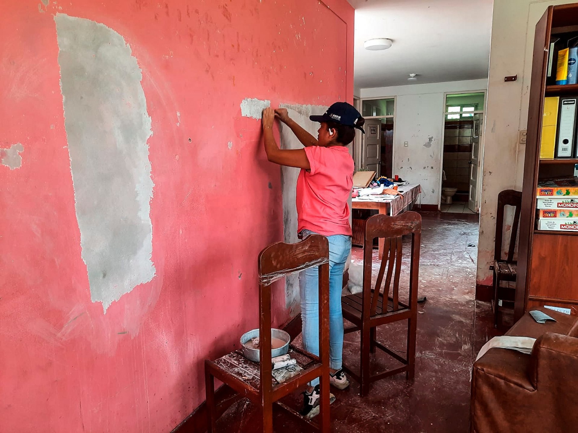 Voluntarios pintando.