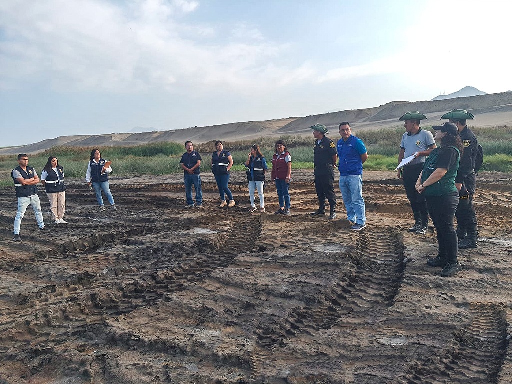 Autoridades verifican el estado de la zona tras la quema de los humedales.