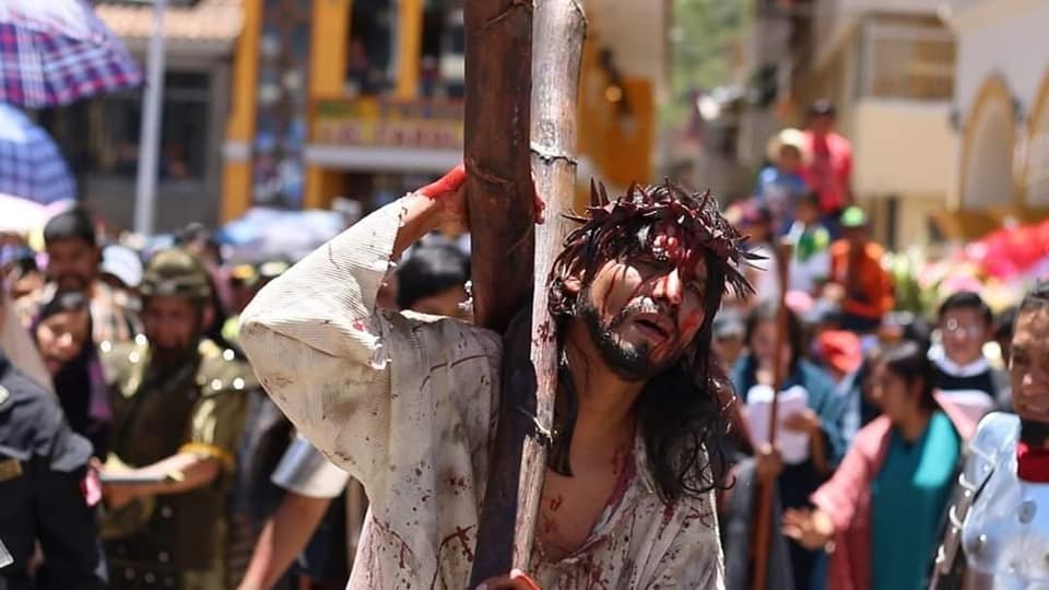 representacion del via crucis en otuzco