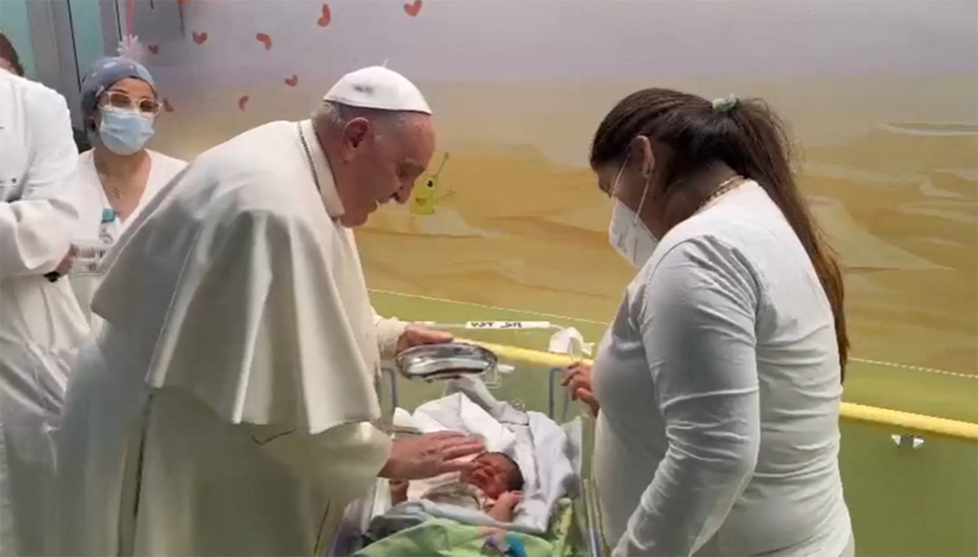 El papa se recupera en el hospital y visita a los niños enfermos ...