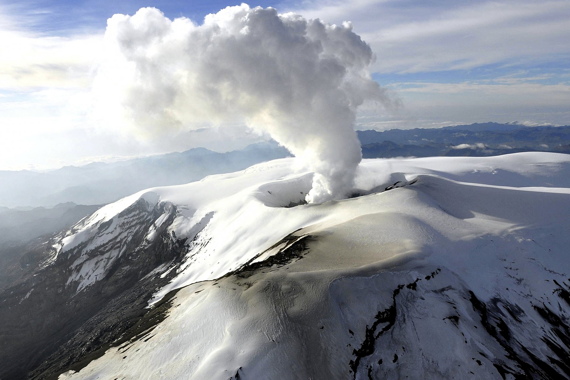 Colombia alerta sobre riesgo de erupción del volcán Nevado del Ruiz