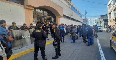 Obreros protestan contra alcalde Vctor Hugo Rivera