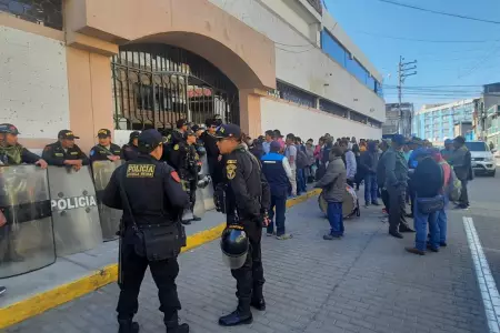 Obreros protestan contra alcalde Víctor Hugo Rivera
