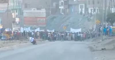 Pobladores bloquean avenida Tpac Amaru