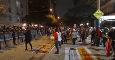 Manifestantes protestan frente a vivienda de Jorge Montoya tras comentarios sobr