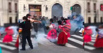 Polica lanza gas lacrimgeno a aymaras en protesta de Cercado de Lima