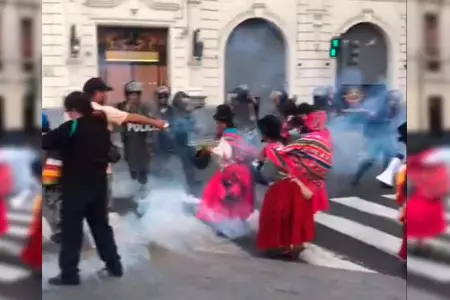 Policía lanza gas lacrimógeno a aymaras en protesta de Cercado de Lima