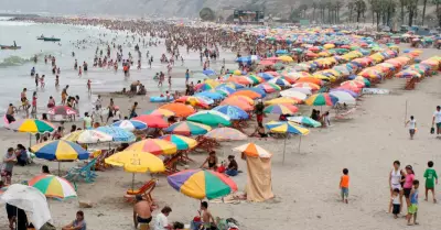 Cientos de familias peruanas asistieron a la playa este fin de semana.