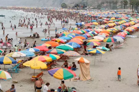 Cientos de familias peruanas asistieron a la playa este fin de semana.