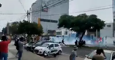 Polica dispersa a manifestantes en av. Benavides.