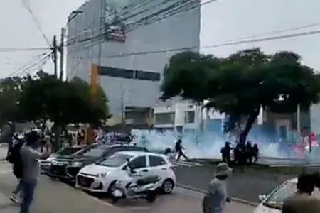 Policía dispersa a manifestantes en av. Benavides.