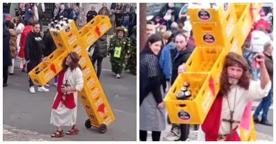 Hombre recrea Va Crucis cargando cruz hecha con cajas de cerveza