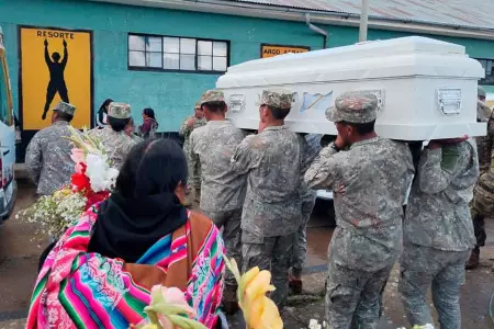 CCFFAA rinde honores a soldados caídos en el cuartel de El Collado-Puno.