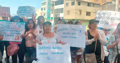 Padres de familia protestan pidiendo culminacin de obra en colegio Exprevocacio
