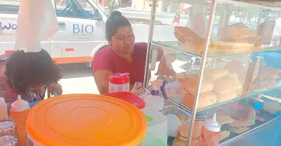 Madre de familia trabaja vendiendo desayunos al paso para sacar adelante a sus h