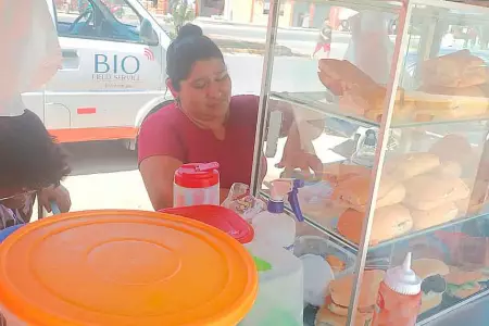 Madre de familia trabaja vendiendo desayunos al paso para sacar adelante a sus h